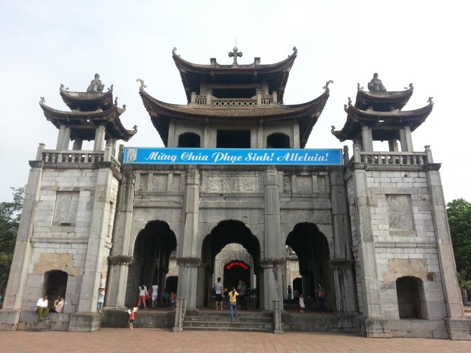 Khu Phương Đình Nhà thờ đá Phát Diệm.