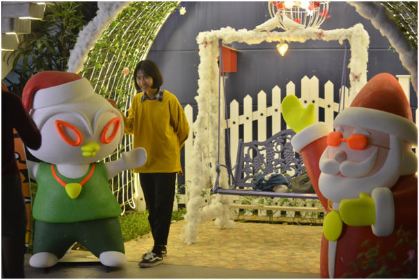 Ngoài ra trường Thăng Long cũng trang trí lung linh và rực ánh đèn vào mùa Giáng sinh này. Rất nhiều góc đẹp để bạn ngồi chơi hay chụp ảnh trong khuôn viên trường.