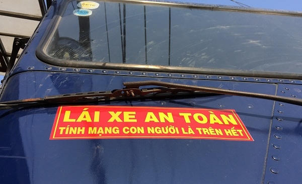Không phạt xe tải thiếu khẩu hiệu “Tính mạng con người là trên hết". Ảnh: Internet.