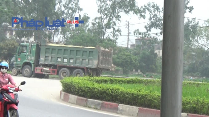 Xe không che chắn chạy qua mặt UBND xã Dương Xá.