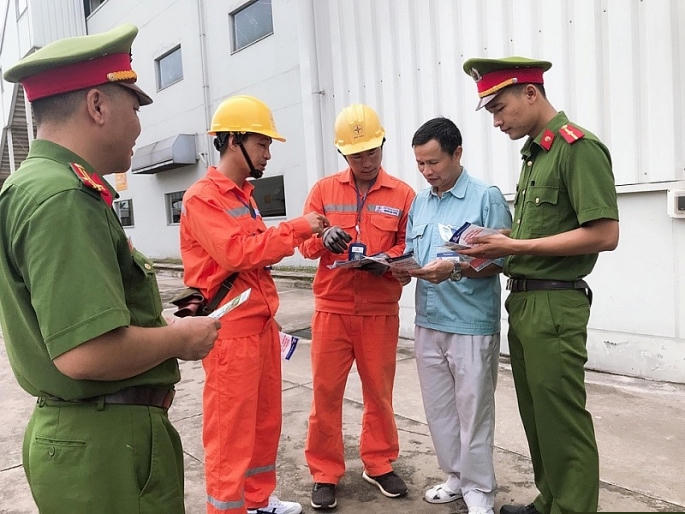 Phối hợp cùng Công an TP Hà Nội đẩy mạnh tuyên truyền an toàn điện và phòng chống cháy nổ tới người dân trên địa bàn Thủ đô