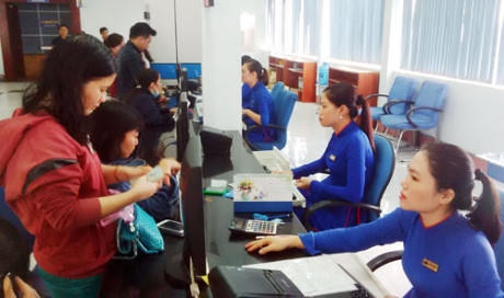 Hành khách mua vé tàu tết tại ga Sài Gòn vào đầu tháng 10. Ảnh: H.K