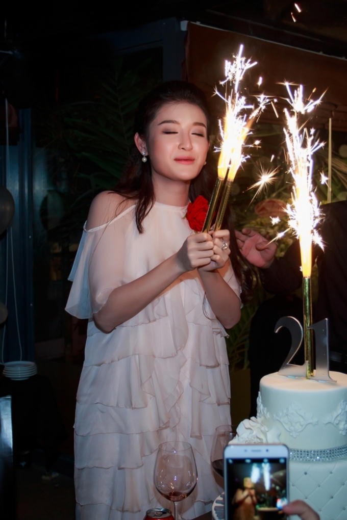 Á hậu Huyền My hạnh phúc đón tuổi mới bên bố mẹ