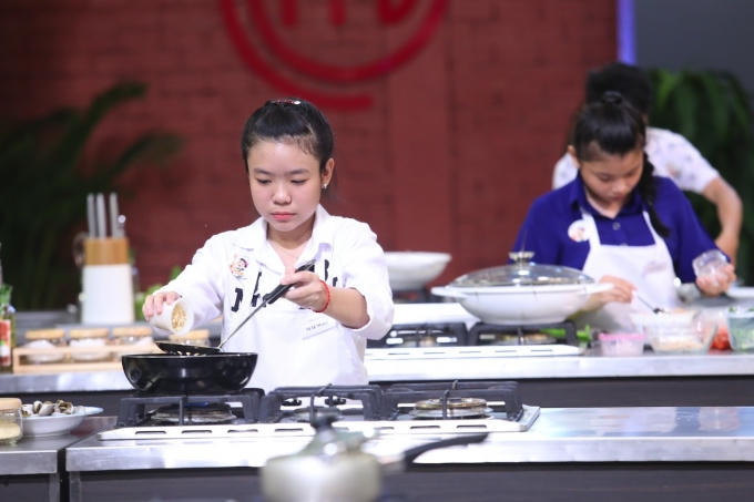 Biết nấu ăn từ khá sớm, cả hai chị em dành khá nhiều thời gian để vào bếp phụ mẹ nấu nướng ngoài những giờ học bận rộn.