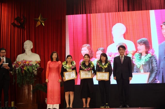 Ban tổ chức trao 4 giải ba cho các tác giả có tác phẩm thuộc các loại hình báo chí.