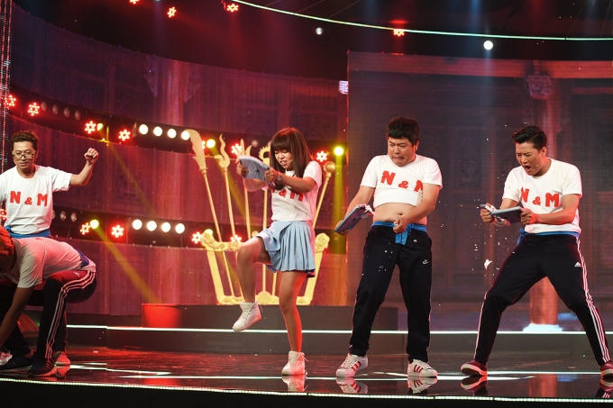 Làng hài mở hội: Hát cải lương, đội Ngũ Sắc vẫn khiến Trần Thành, Việt Hương cười ngất