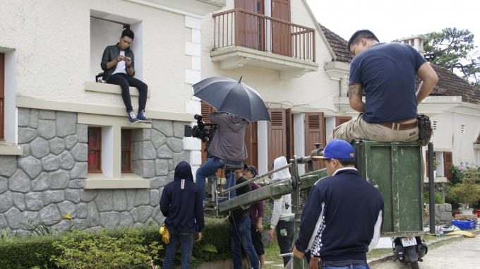 Huỳnh Đ&ocirc;ng: &ldquo;O&aacute;n&rdquo; ra mắt trễ 1 năm v&igrave; ch&uacute;ng t&ocirc;i hết tiền l&agrave;m hậu kỳ