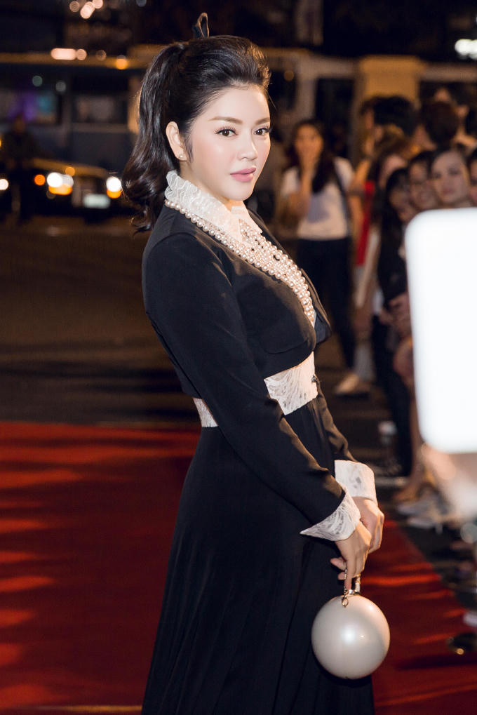 Lý Nhã Kỳ khoe vẻ thần thái hút hồn dù chạy 3 show 1 ngày