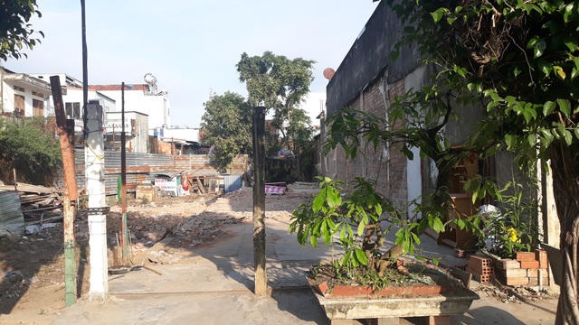 Với nguồn tài chính có hạn, gia đình anh Luân phải cân nhắc các phương án, sao cho ngôi nhà mới vừa đầy đủ công năng cần thiết, đồng thời tiết kiệm chi phí nhất. Cuối cùng anh Luân quyết định giữ lại phần móng cũ vì phần móng này tuy đã xây làm từ lâu nhưng vẫn rất chắc chắn.