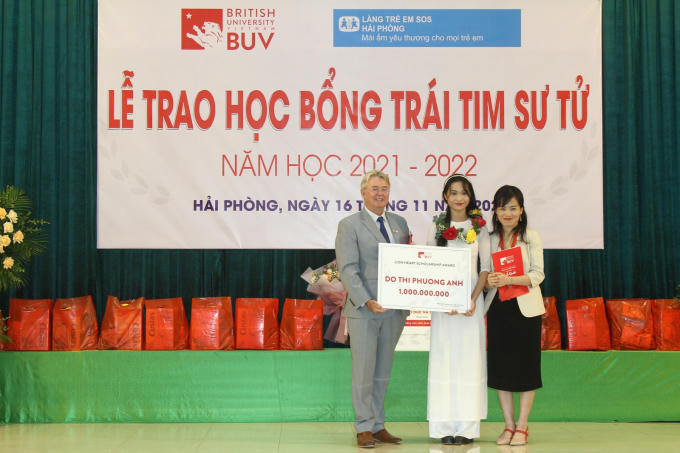 Đỗ Thị Phương Anh nhận học bổng 1 tỷ đồng.