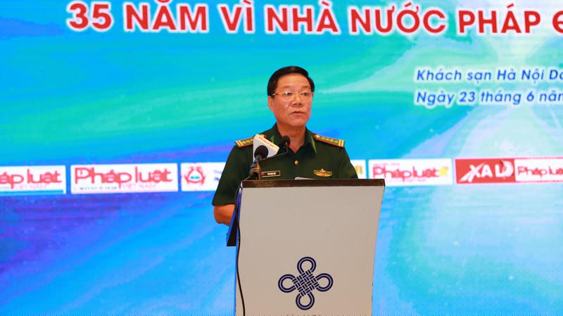 Đại tá Văn Ngọc Quế - Phó Chủ nhiệm Chính trị BĐBP tham luận tại Tọa đàm.