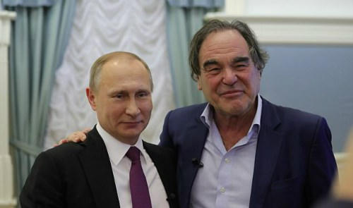 Tổng thống Nga Putin (trái) và đạo diễn Oliver Stone.