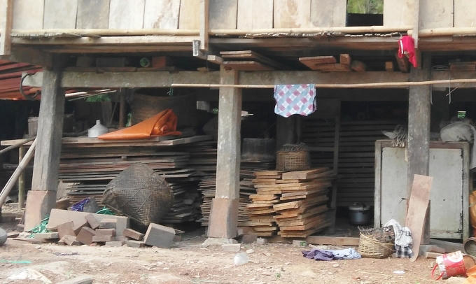 Phía dưới của lán được chất đầy gỗ.