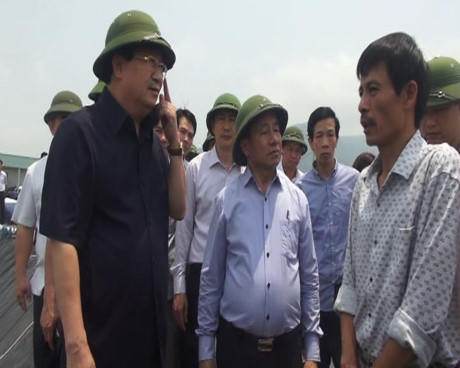 Phó thủ tướng Trịnh Đình Dũng thăm hỏi người dân nuôi cá ở xã Kỳ Hà, thị xã Kỳ Anh (Ảnh: Nguyên Dũng).