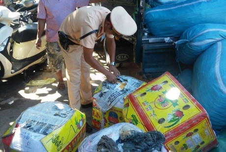 Qua kiểm tra lực lượng chức năng ph&aacute;t hiện nhiều thực phẩm bẩn kh&ocirc;ng r&otilde; nguồn gốc.