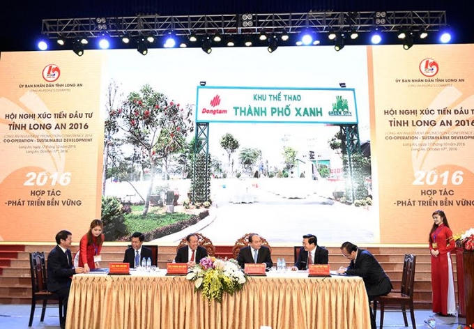 Thủ tướng Nguyễn Xuân Phúc chứng kiến ký kết hợp tác giữa UBND tỉnh Long An và các doanh nghiệp.