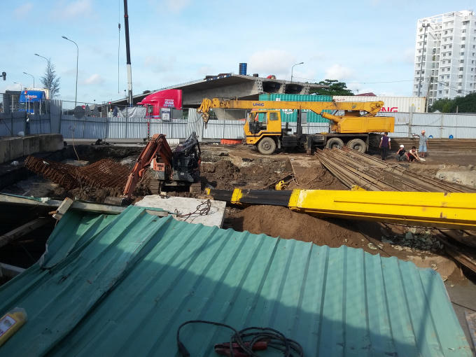 Phần cần cẩu đè nát xe múc đang thi công gần đó.