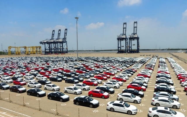 Slide - Điểm tin thị trường: Đề xuất cấm nhập khẩu ô tô tay lái bên phải, xe cũ trên 5 năm