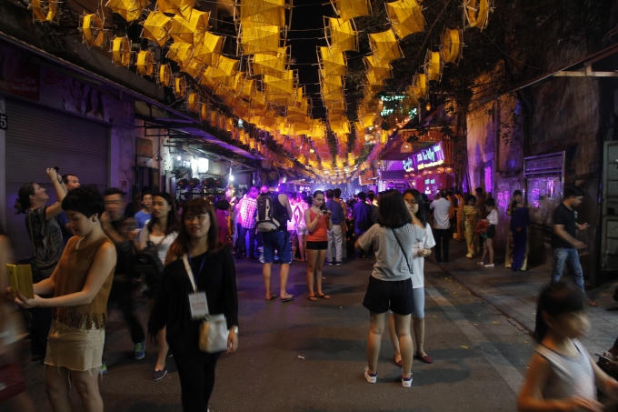 Những ngày này, không gian phố Đào Duy Từ rực rỡ và bắt mắt với 1000 guồng quay tơ được giăng dọc phố, tạo thành "đường tơ" độc đáo, lạ mắt, khiến không gian nơi đây toát lên nét xưa truyền thống, thu hút sự quan tâm của du khách.