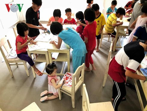 Lớp học trong khuôn khổ dự án Espelune của một nhóm học sinh cấp 3 với mong muốn mang nghệ thuật đến với trẻ em thiệt thòi.