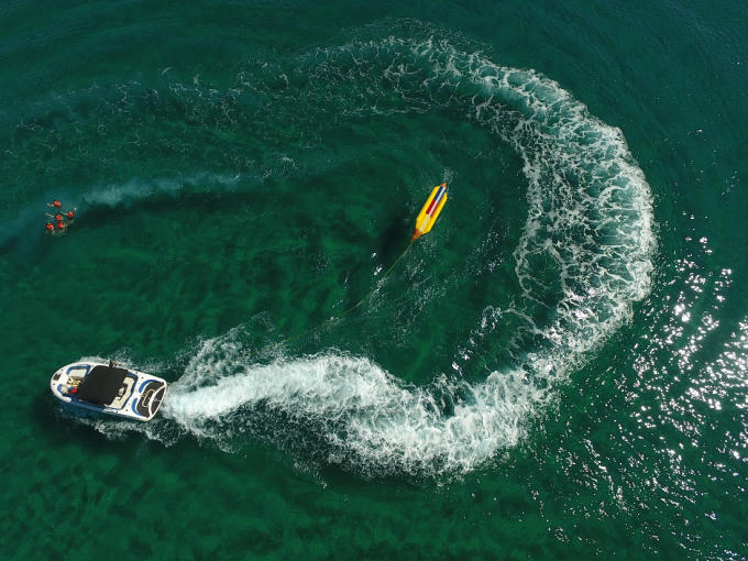 Một trong những hoạt động được các cô gái ưa thích nhất là trò chơi cảm giác mạnh trên biển – thuyền chuối.