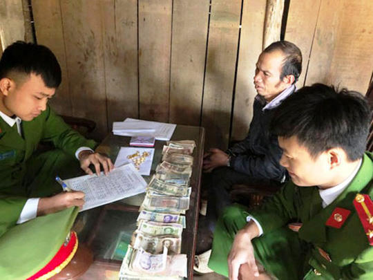 Lê Thọ Tân và tang vật vụ án được Công an huyện Thường Xuân thu giữ.