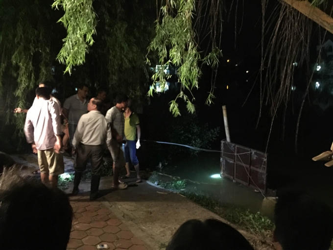 Vị trí cháu bé và ông Gạch bị nước cuốn sang đầu cống còn lại (2 miệng cống cách nhau chừng hơn 50m).
