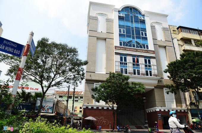 Nhà hát Trần Hữu Trang xây mới trên nền Rạp hát Hưng Đạo, đường Trần Hưng Đạo, quận 1, với kinh phí 132 tỷ đồng, được bàn giao vào tháng 5/2017. Công trình có diện tích 1.632 m2, diện tích sàn 6.000 m2,  có 2 sân khấu - sân khấu nhỏ có khoảng 300 ghế và sân khấu lớn có khoảng 600 chỗ ngồi (trệt 300 ghế, lầu 300 ghế).