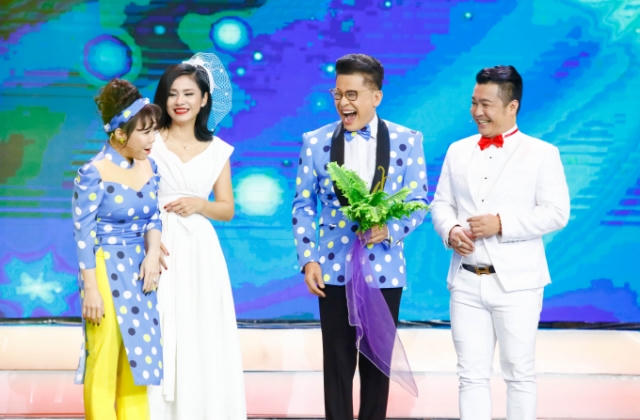 Việt Hương và Việt Trinh tặng “lựu đạn” cho Thanh Bạch và Lý Hùng