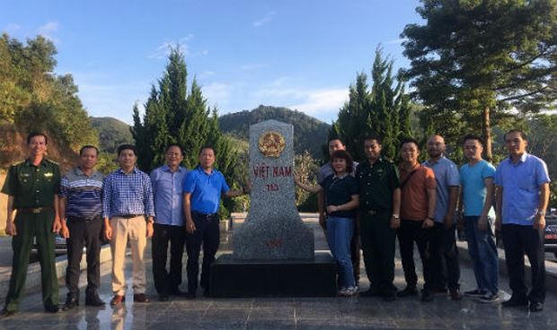 Đoàn công tác của Báo PLVN do TS Đào Văn Hội - Tổng Biên tập làm Trưởng đoàn cùng đại diện Đồn Biên phòng Cửa khẩu quốc tế Tây Trang Điện Biên tại Cột mốc 113.