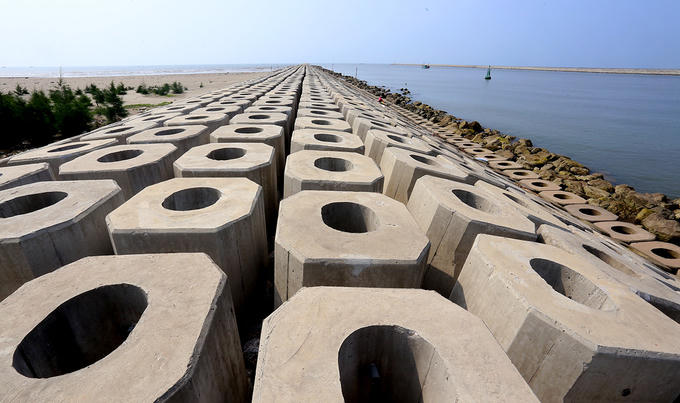 Hệ thống đê chắn sóng phía bắc và đê chắn sóng phía nam có tổng chiều dài 2.100 m.