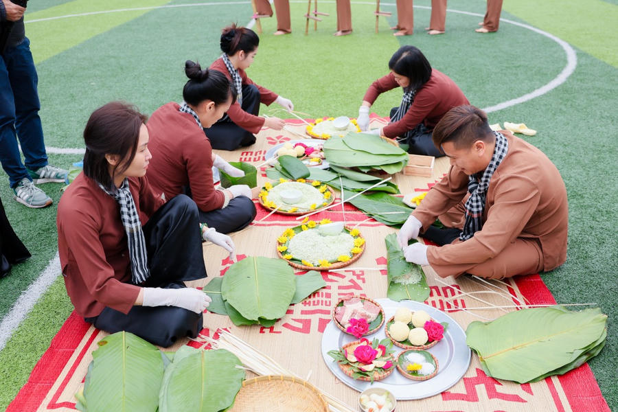 Hoạt động gói bánh chưng trong chương trình tạo nên không khí "Tết nhà" tới các học viên
