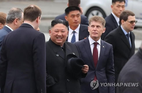 Ông Kim Jong Un tươi cười khi đến thành phố Vlapostok của Nga. Ảnh: Yonhap.