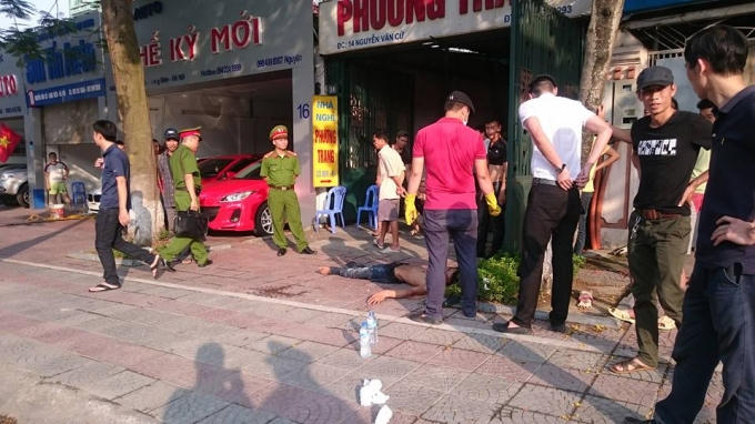 Thanh niên ngáo đá "quậy" tưng bừng trên phố.