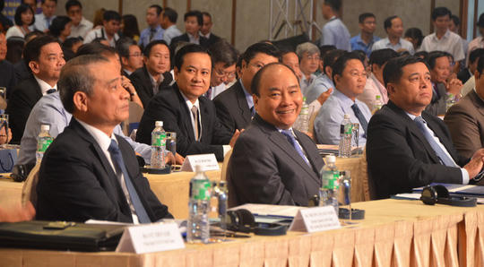 Thủ tướng Nguyễn Xuân Phúc cùng lãnh đạo Đà Nẵng điều hành Diễn đàn Đầu tư Đà Nẵng 2017.