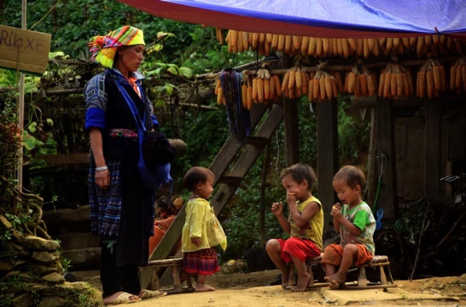 Trên suốt quãng đường rong chơi, tôi hay bắt gặp những người mẹ chậm rãi địu con đi trên đường hay những người mẹ có cả vài đứa con líu ríu quanh chân. Điểm chung là họ còn rất trẻ.