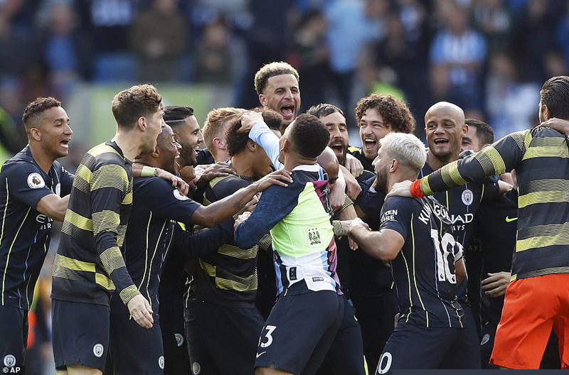 Các cầu thủ của Man City vui sướng khi bảo vệ thành công chức vô địch Premier League trước sự cạnh tranh đầy kịch tính của Liverpool.