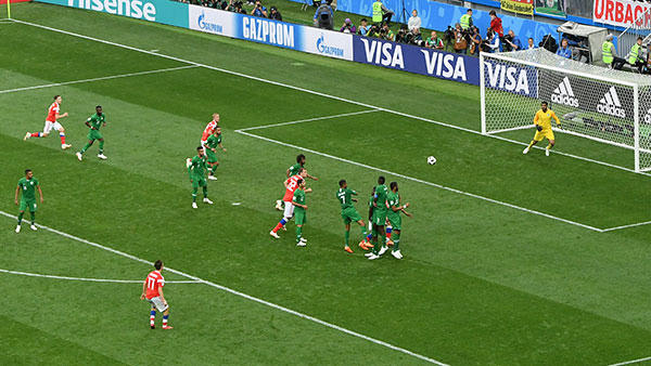 Tình huống sút phạt thành bàn của Aleksandr Golovin (17), ấn định chiến thắng “5 sao” cho Nga .Ảnh: Voh.com.vn