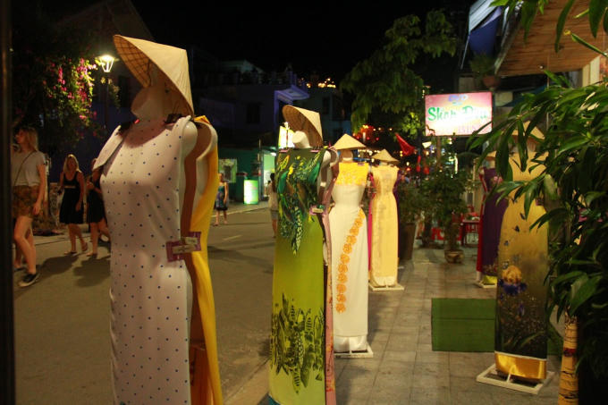 Nhiều hàng hóa đặc trưng của xứ Huế được bày bán trên khu phố đi bộ.