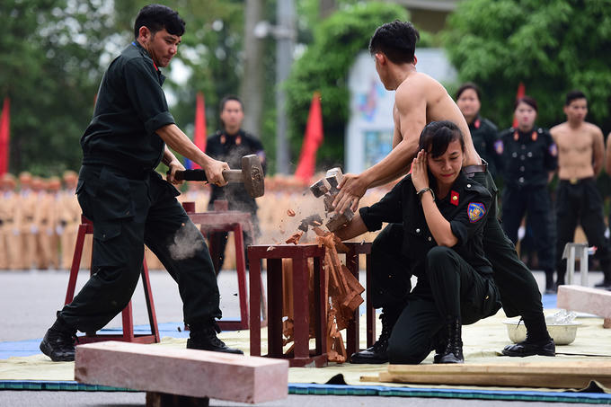 Màn biểu diễn khí công của tiểu đoàn Cảnh sát đặc nhiệm số 1. Kỹ thuật đánh côn nhị khúc và khí công không có trong chương trình đào tạo của khoa Cảnh sát vũ trang, Học viện Cảnh sát nhân dân.