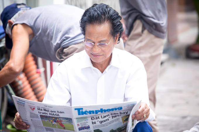 Người h&acirc;m mộ x&uacute;c động &ocirc;m chầm Chế Linh tại qu&aacute;n tr&agrave; đ&aacute; vỉa h&egrave;