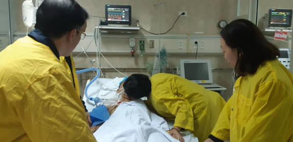 Nụ hôn cuối cùng của người vợ từ biệt chồng trước khi thực hiện nguyện vọng hiến tạng cứu người của anh. Ảnh do Trung tâm điều phối ghép tạng Quốc gia cung cấp.