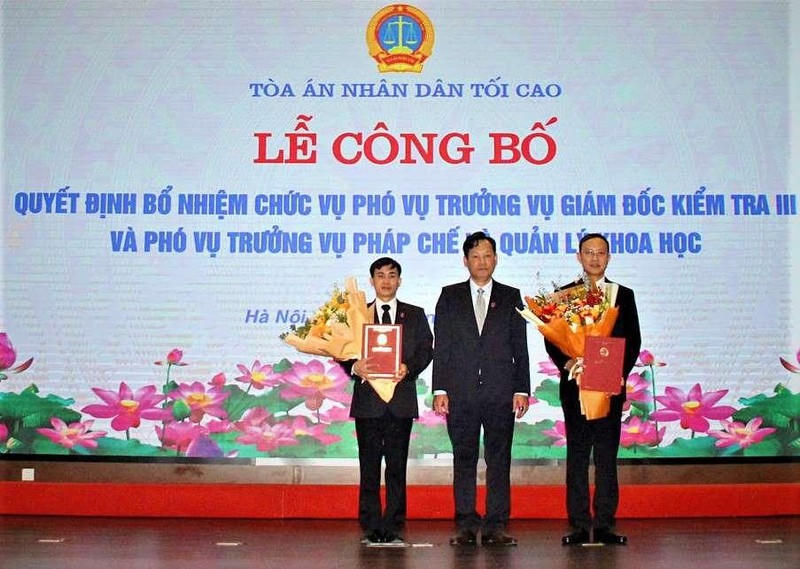 Không chỉ tham gia nghiên cứu, xây dựng nhiều dự án Luật, pháp lệnh, ông Tùng (bên trái) còn là “kỹ sư” thiết kế những Tòa chuyên trách vì trẻ em, môi trường.