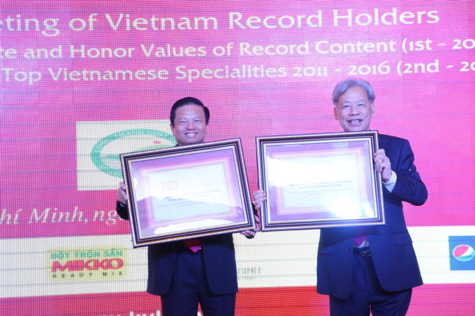 TS L&ecirc; Do&atilde;n Hợp &ndash; Chủ tịch Hội Truyền th&ocirc;ng Số Việt Nam v&agrave; TS Thang Văn Ph&uacute;c &ndash; Chủ tịch Hội Kỷ lục gia Việt Nam trao bi&ecirc;n bản hợp t&aacute;c giữa hai hội .