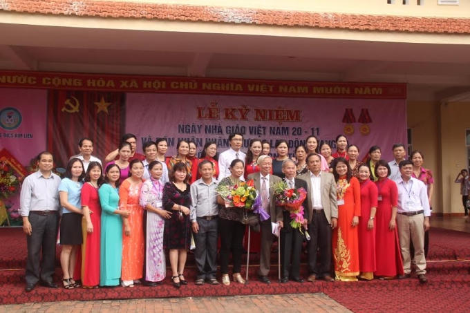 Cựu thầy cô giáo nhà trường từ những thời kỳ đầu chụp ảnh lưu niệm cùng các giáo viên hiện tại đang công tác tại trường.