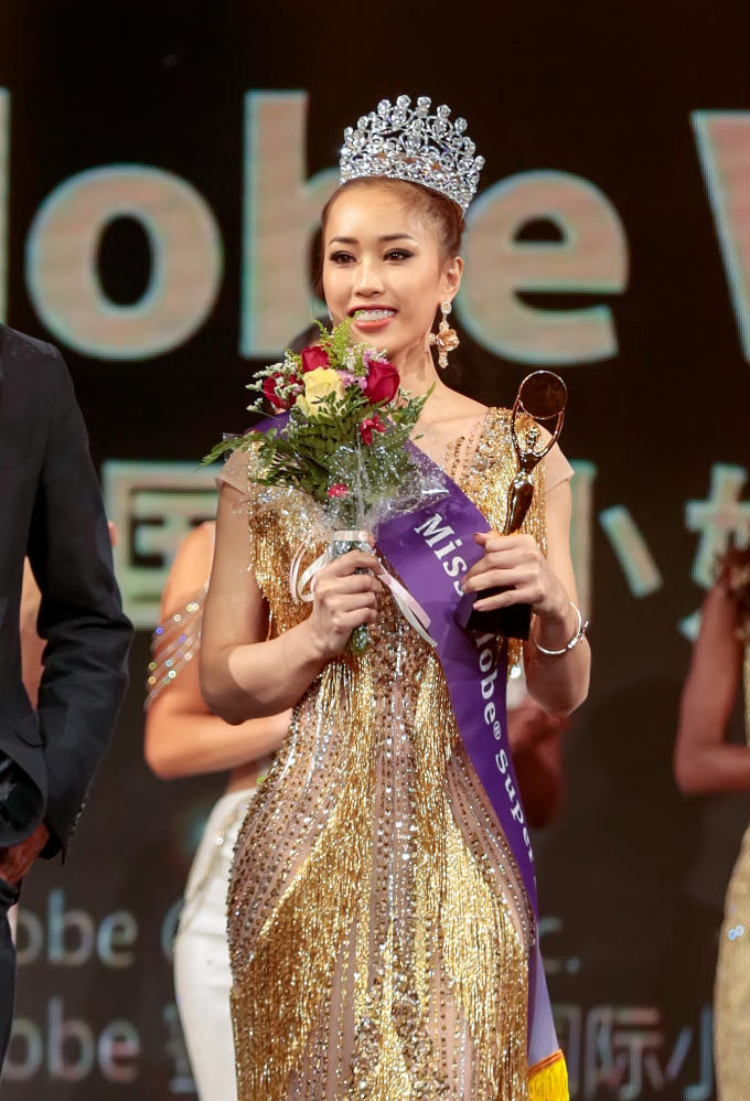 Phần thi trang phục dạ hội, thạc sĩ MBA diện bộ đầm ánh kim của NTK Mai Phương Trang.