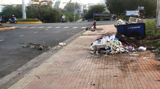 Rác thải được tập kết bừa bãi trên vỉa hè, dưới lòng đường khiến Bảo Lộc hiện nay như một "thành phố rác".