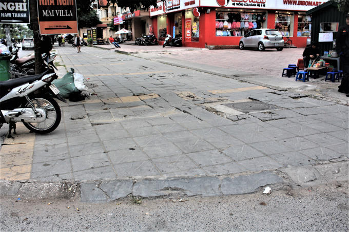 Tuy nhiên, dù chỉ mới đưa vào sử dụng chưa lâu nhưng một số vỉa hè được lát đá tự nhiên đã bắt đầu có dấu hiệu xuống cấp nghiêm trọng.
