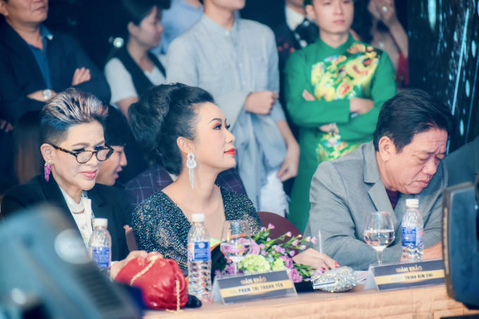 Á hậu Trịnh Kim Chi diện váy xẻ hút mắt đi chấm thi Quý ông lịch lãm