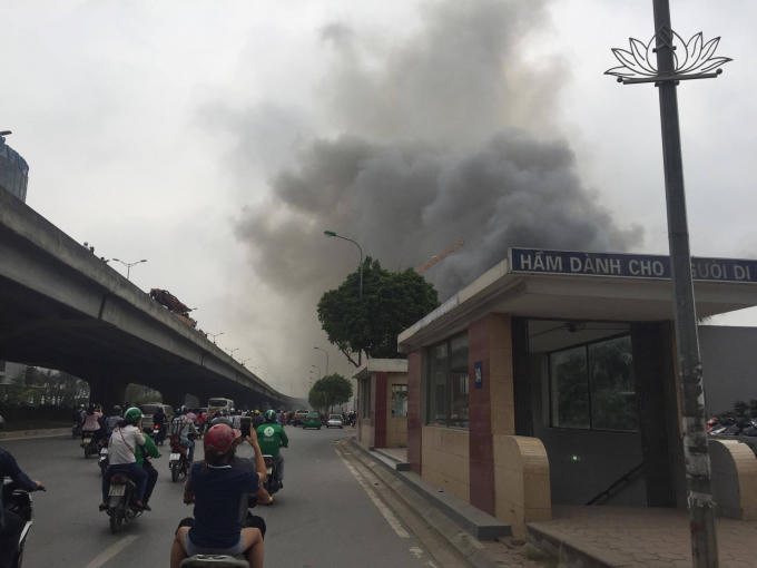 Vụ cháy đang xảy ra nhưng chưa thấy xe cứu hỏa tới ứng cứu.